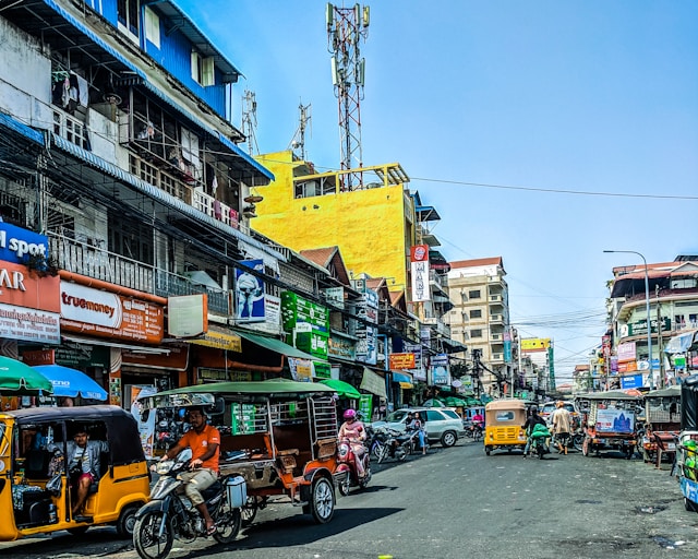 Photo of busy street in Phnom Penh by Vouchlim Ton on Unsplash